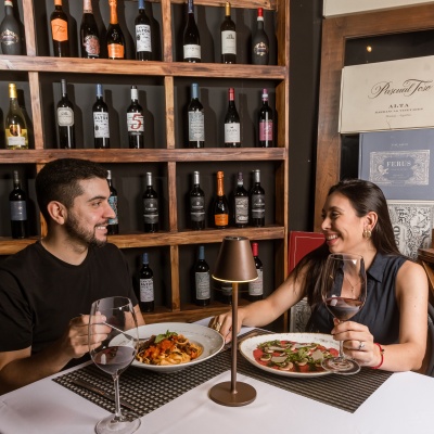 Cena maridaje para dos en una cava de vinos